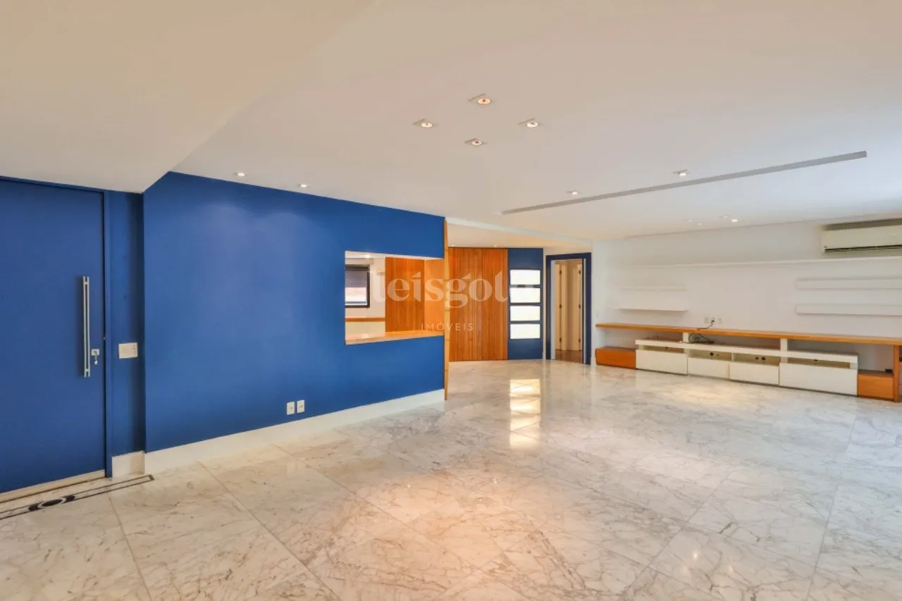 Floor-to-ceiling windows in a 2-bedroom apartment, 230 m² — photo 23