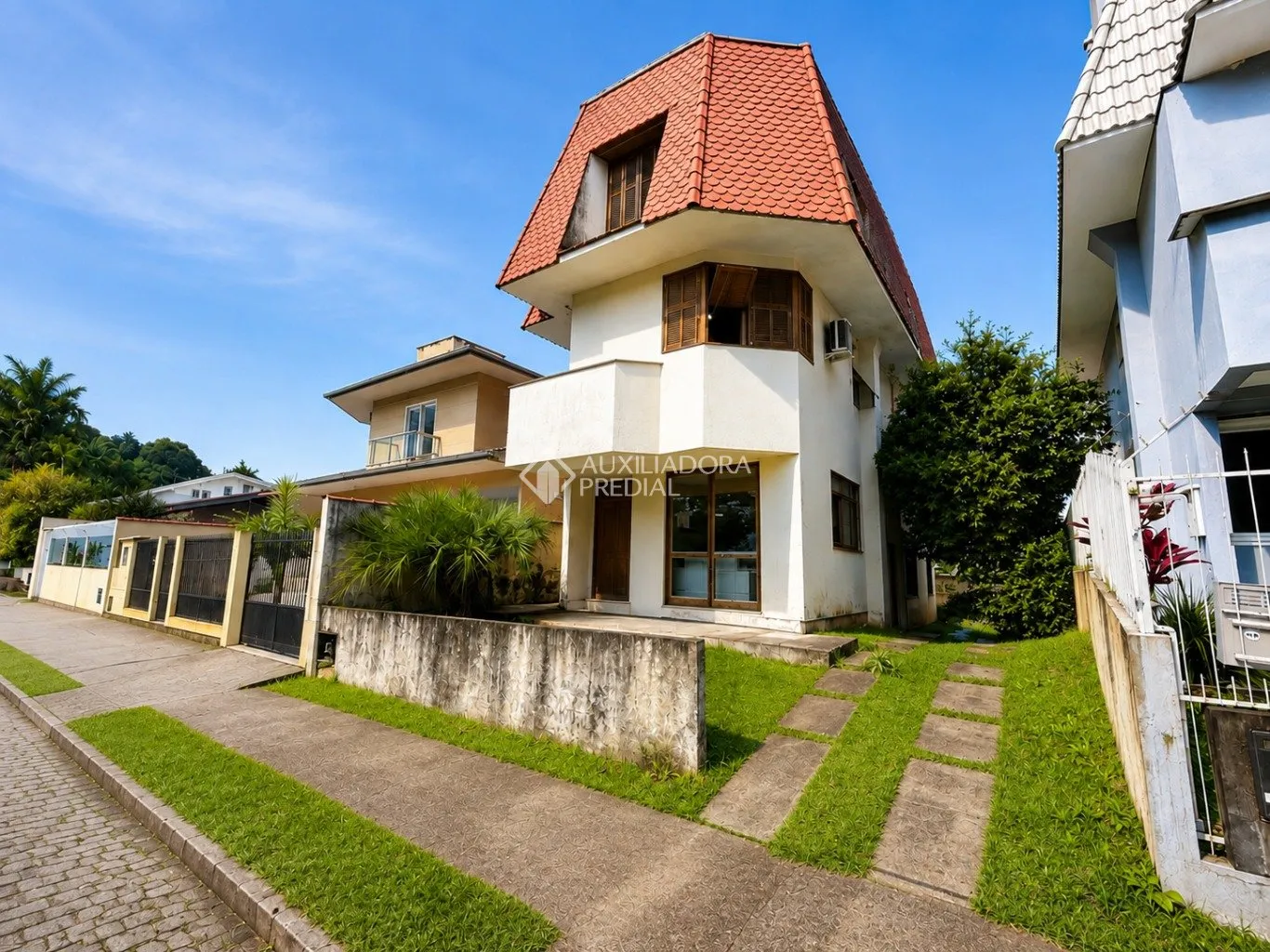 House with 5 bedrooms and 2 en-suites plus 2 parking