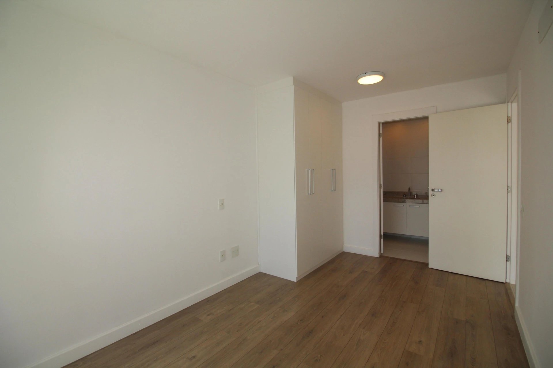 Apartamento de 2 quartos com janelas do piso ao teto — photo 29
