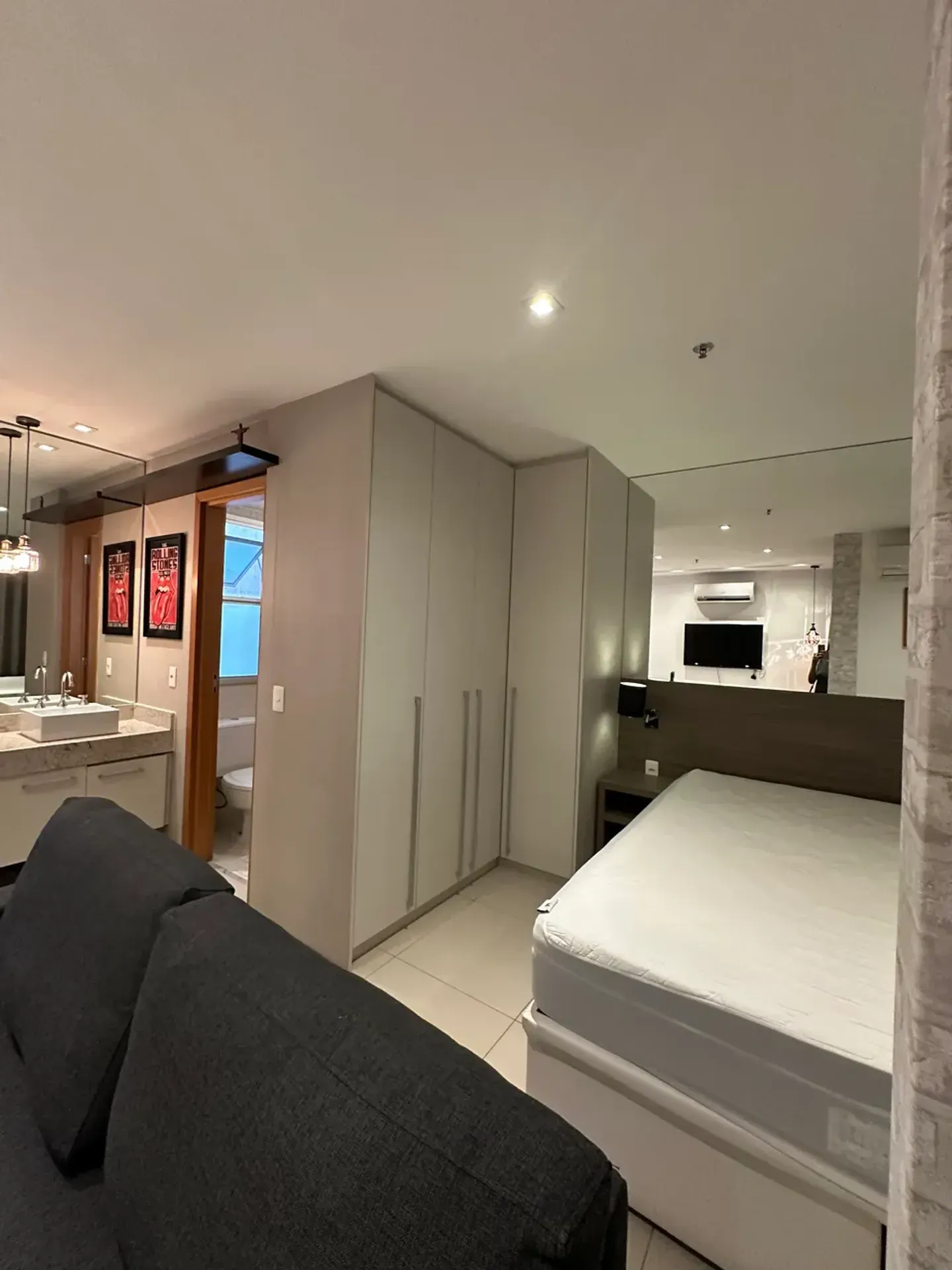 One-bedroom apartment with a mountain view — photo 4
