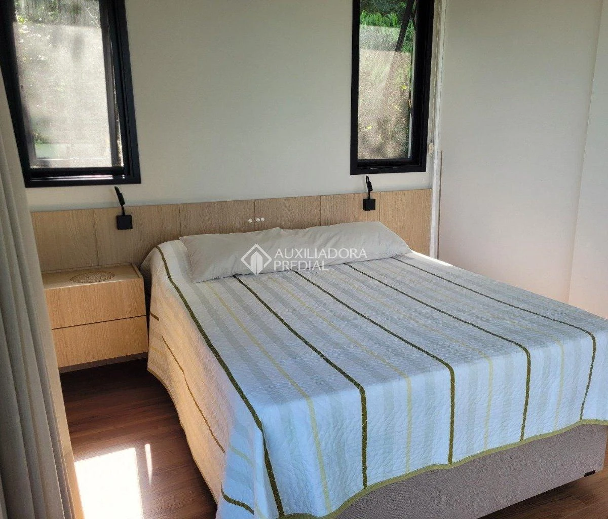 Floor-to-ceiling windows in a one-bedroom house, 158 m² — photo 3