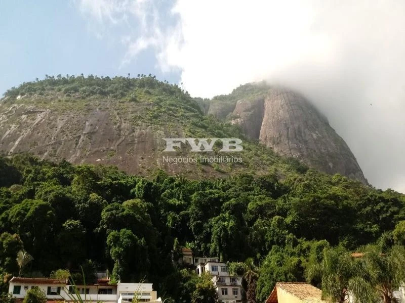 11-bedroom house with a walk-in closet in Rio de Janeiro — photo 8