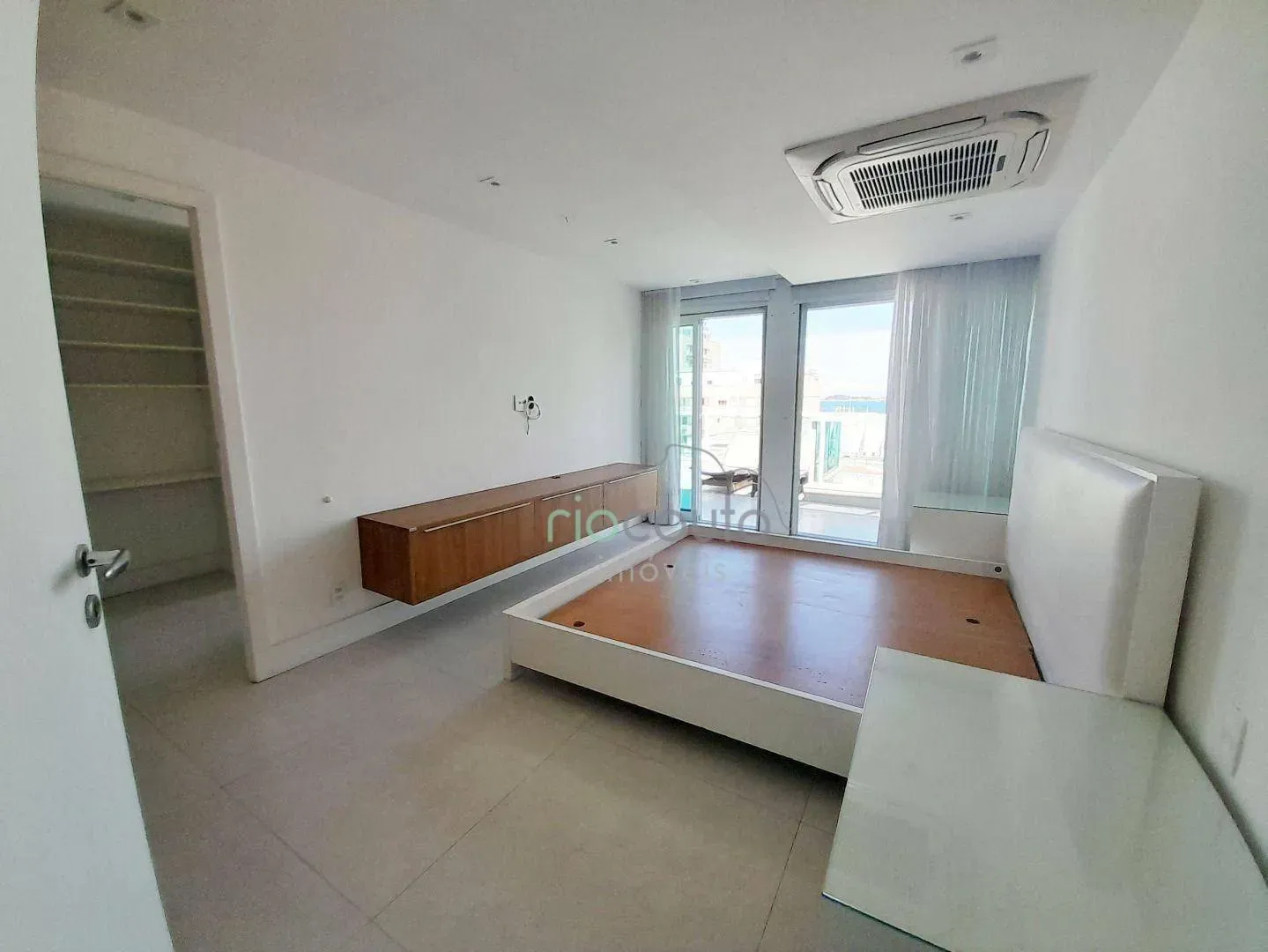 Apartment with 4 bedrooms and a balcony — photo 33
