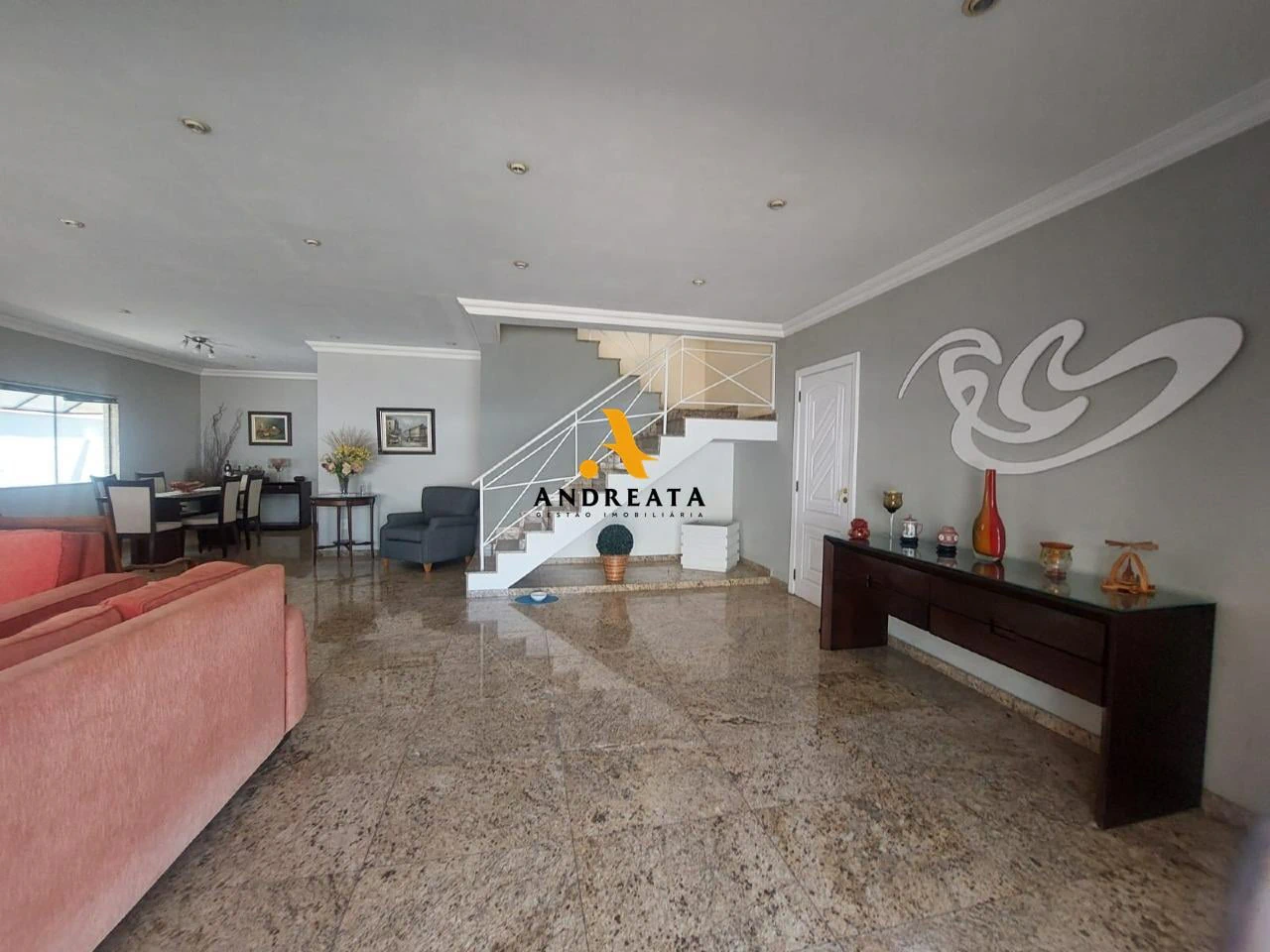 425 m² house with a private pool and a bathtub — photo 27