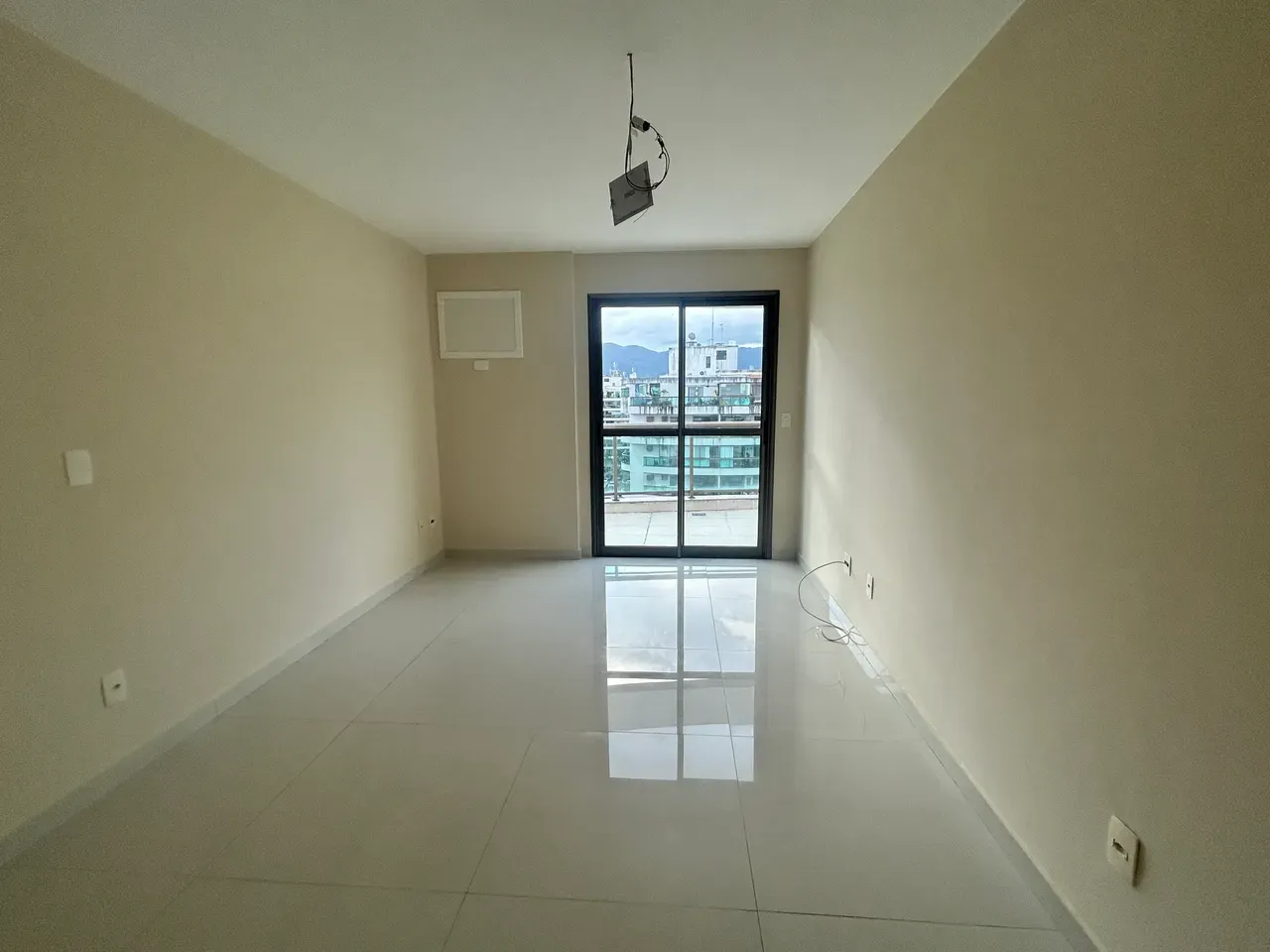 Balcony with a grill in a 3-bedroom apartment, 179 m²