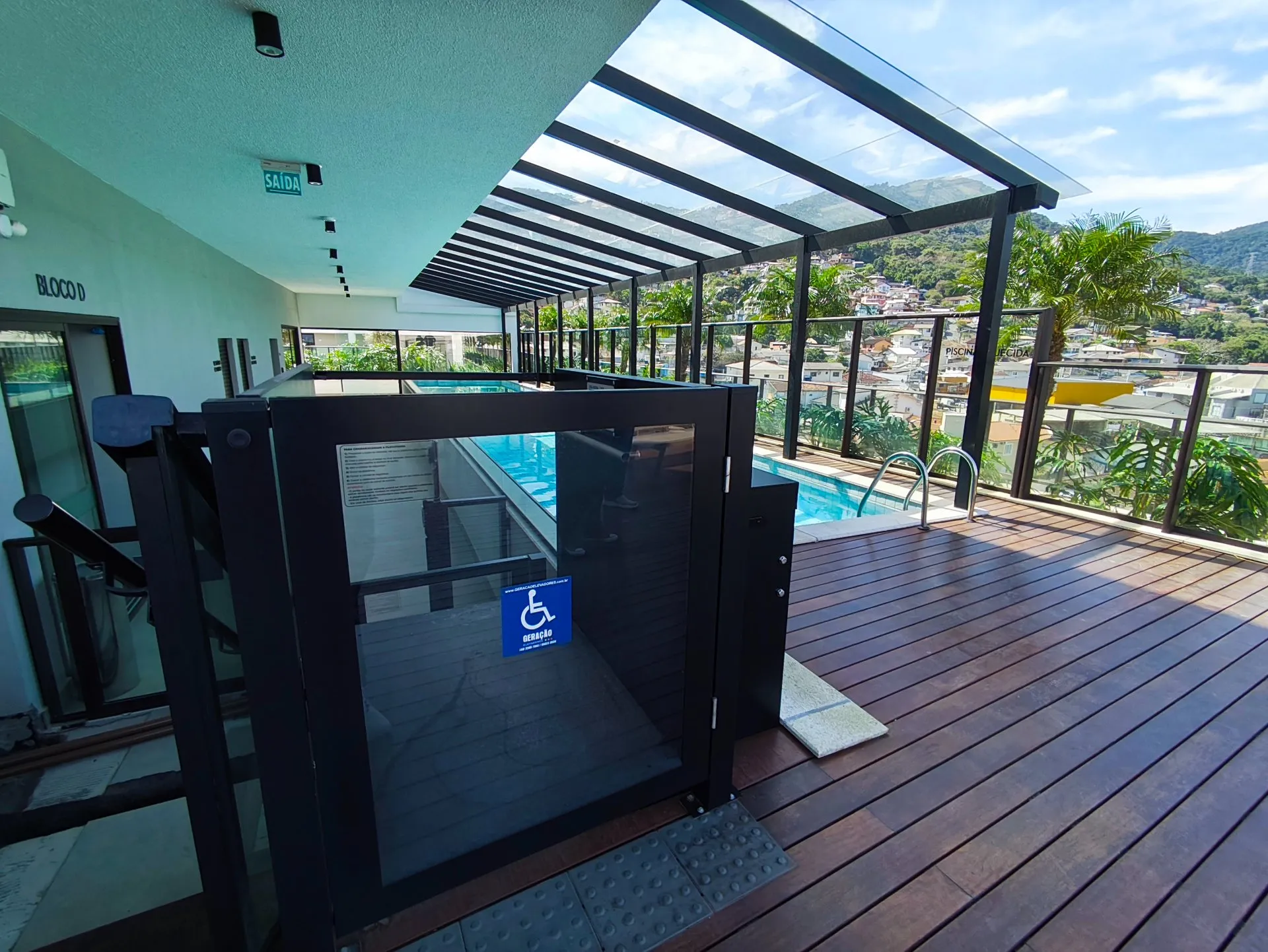 One-bedroom apartment in a building with a heated pool — photo 6