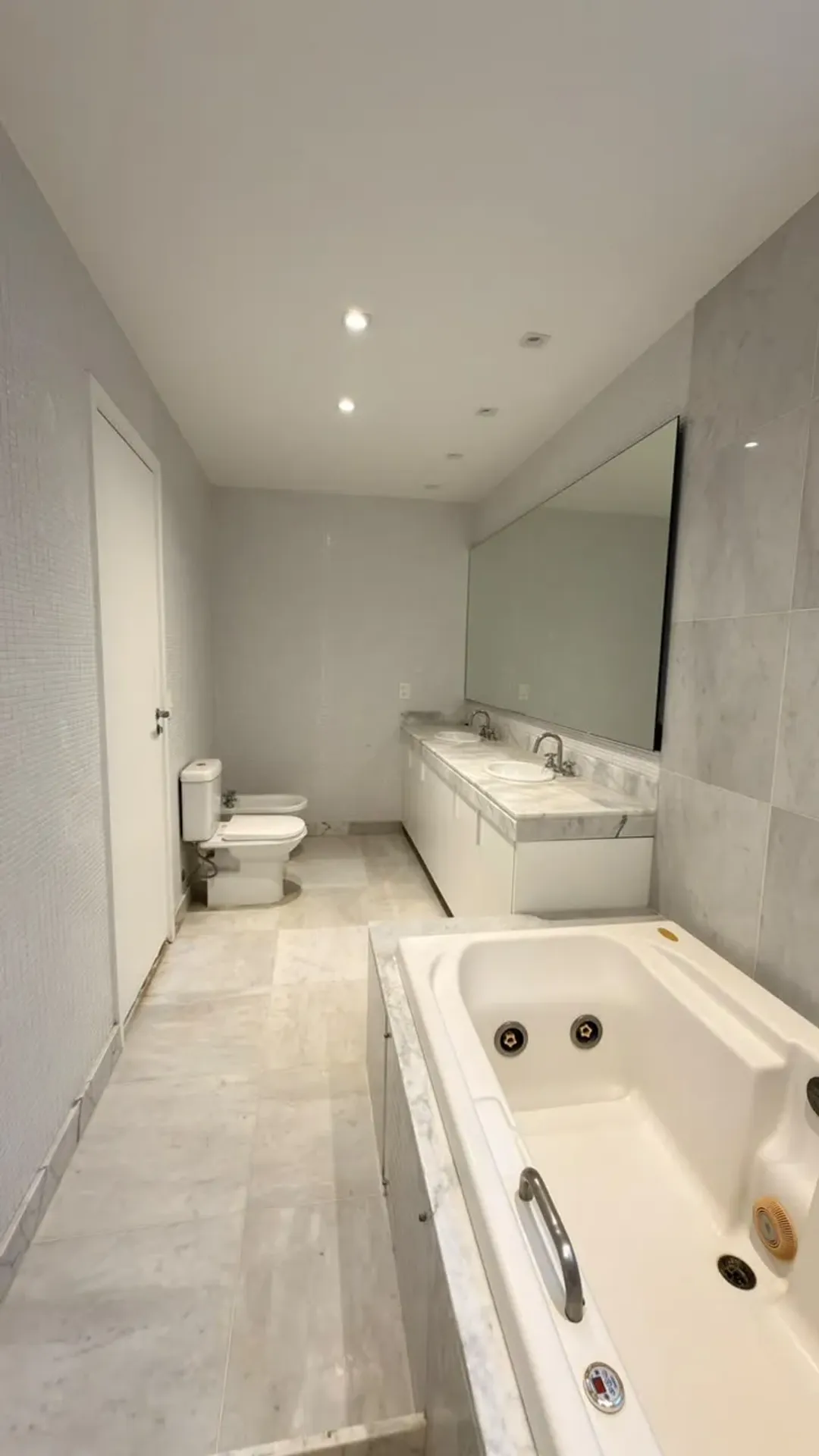 575 m² apartment with 5 en-suite bedrooms and glass balcony — photo 40