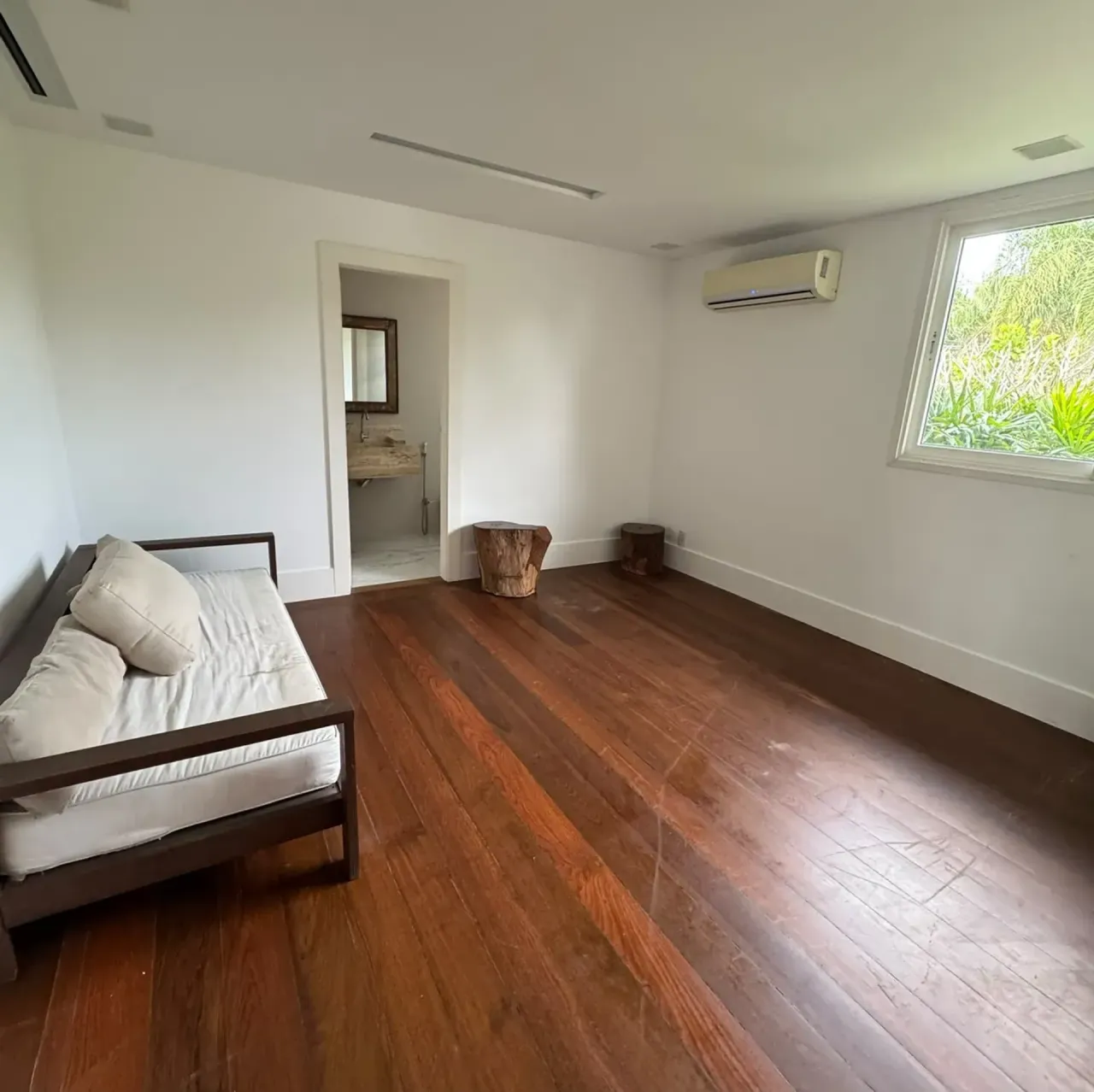 300 m² house with 4 bedrooms and a built-in balcony grill — photo 7