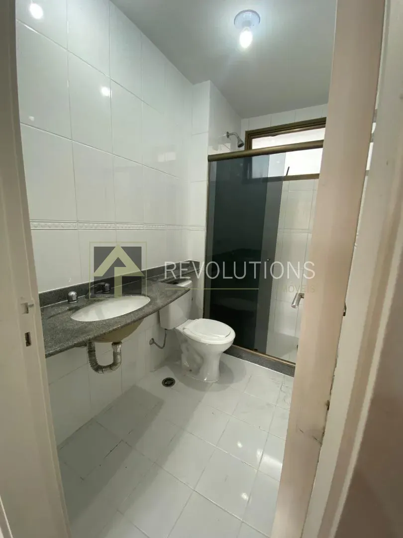 3-bedroom apartment with wood or laminate floors — photo 3