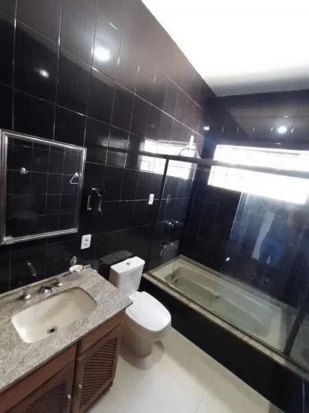 Bathtub in a 5-bedroom house, 250 m² — photo 30
