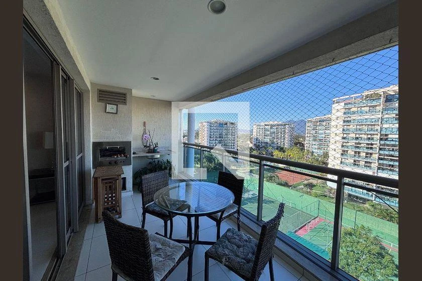 206 m² apartment with 4 en-suite bedrooms and glass balcony — photo 8