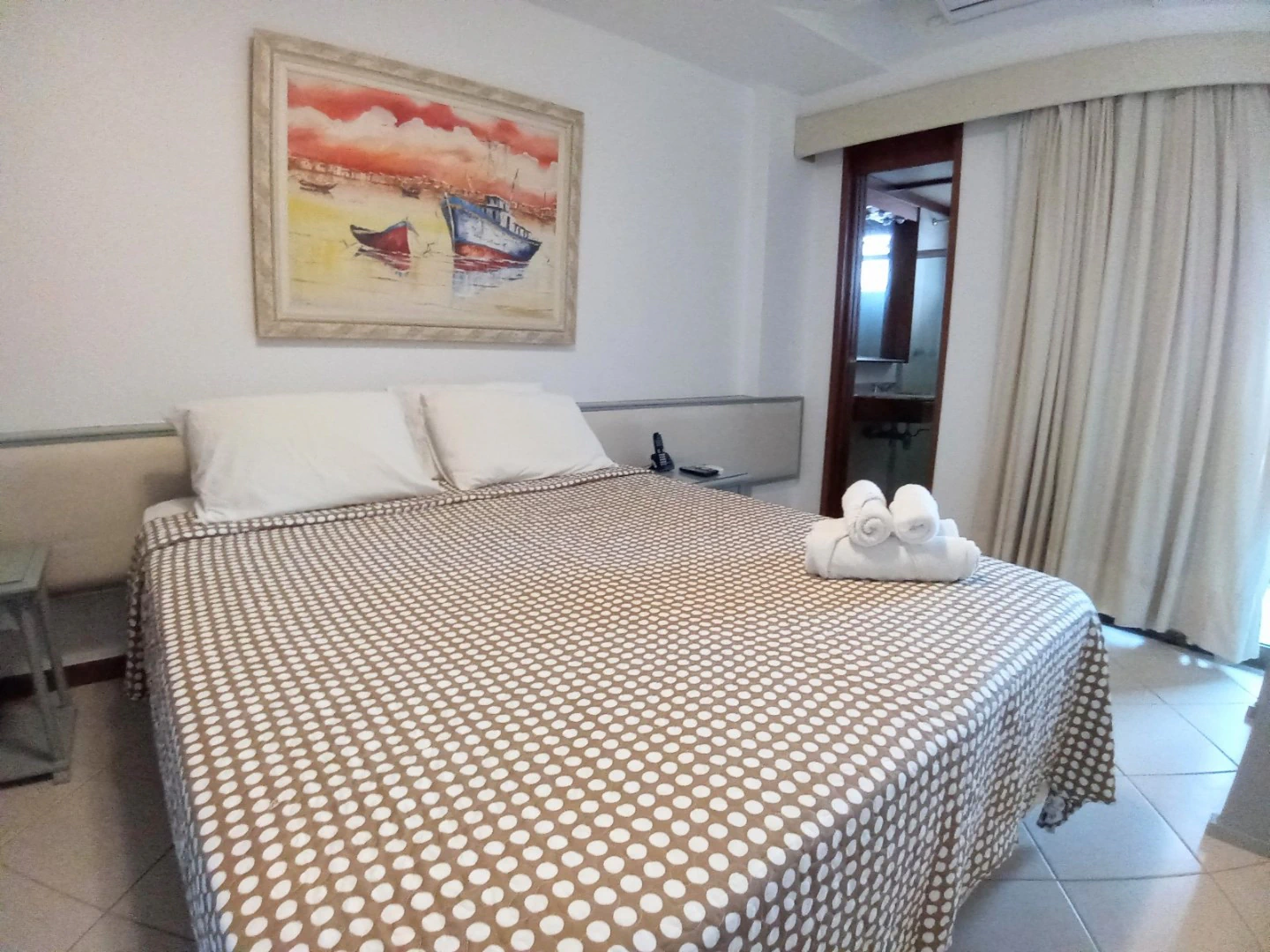 Furnished 2-bedroom apartment with 2 en-suites and balcony — photo 3