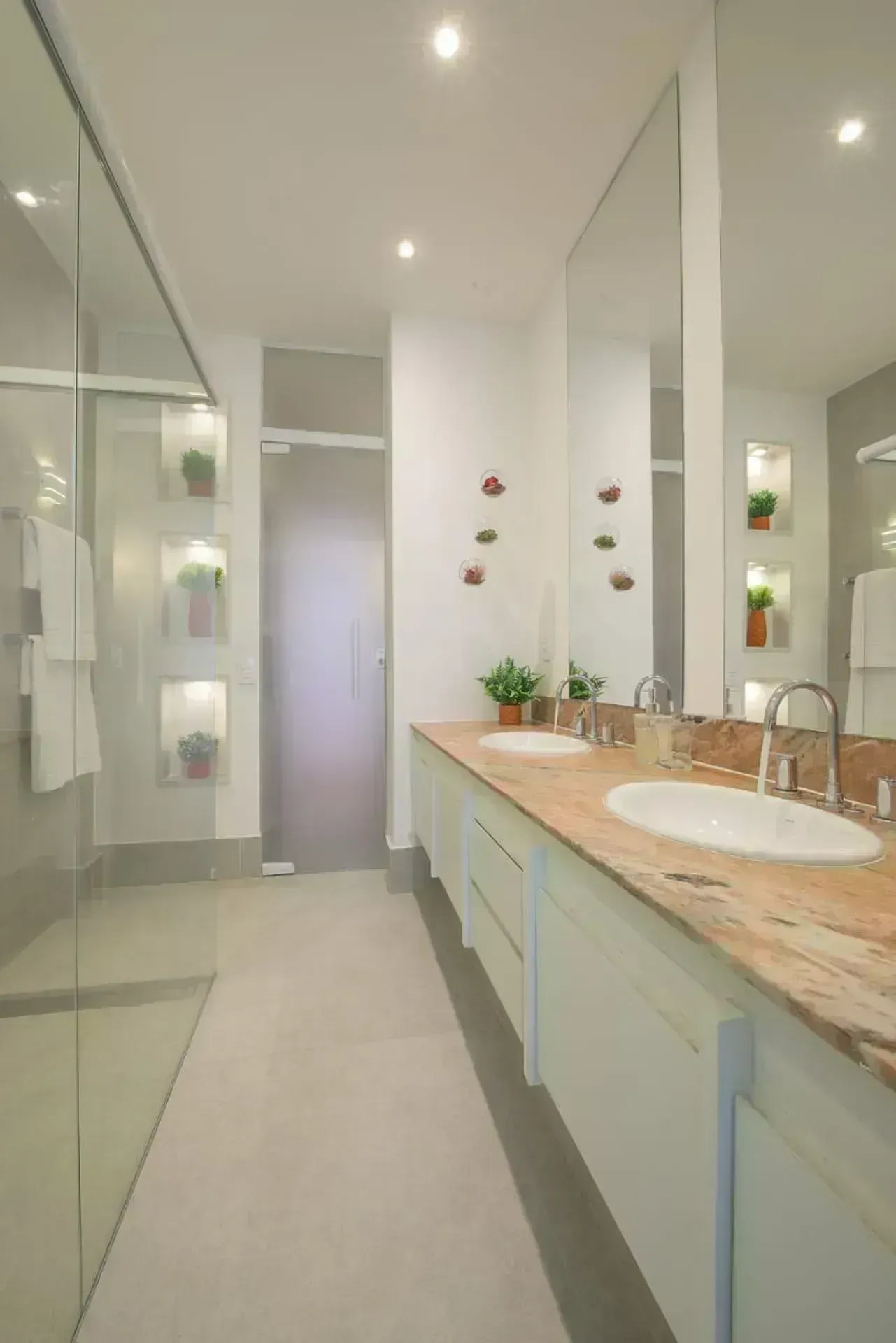 Unfurnished apartment with 4 bedrooms and 260 m² — photo 23