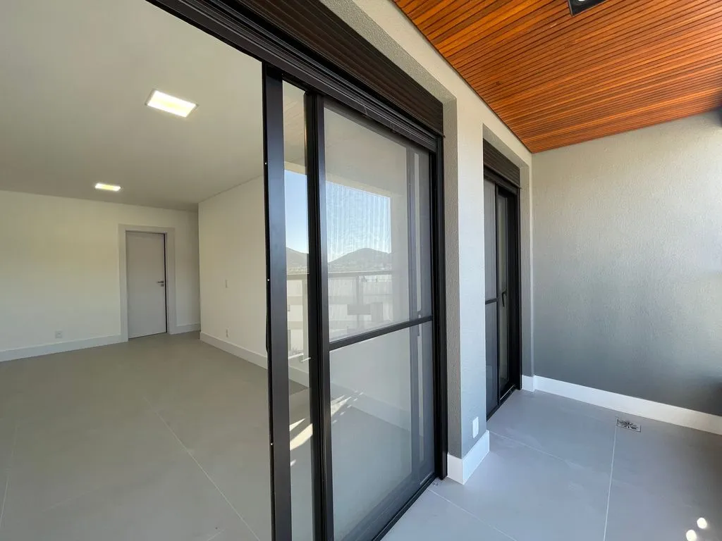 Balcony with a grill in a 3-bedroom apartment, 131 m² — photo 29
