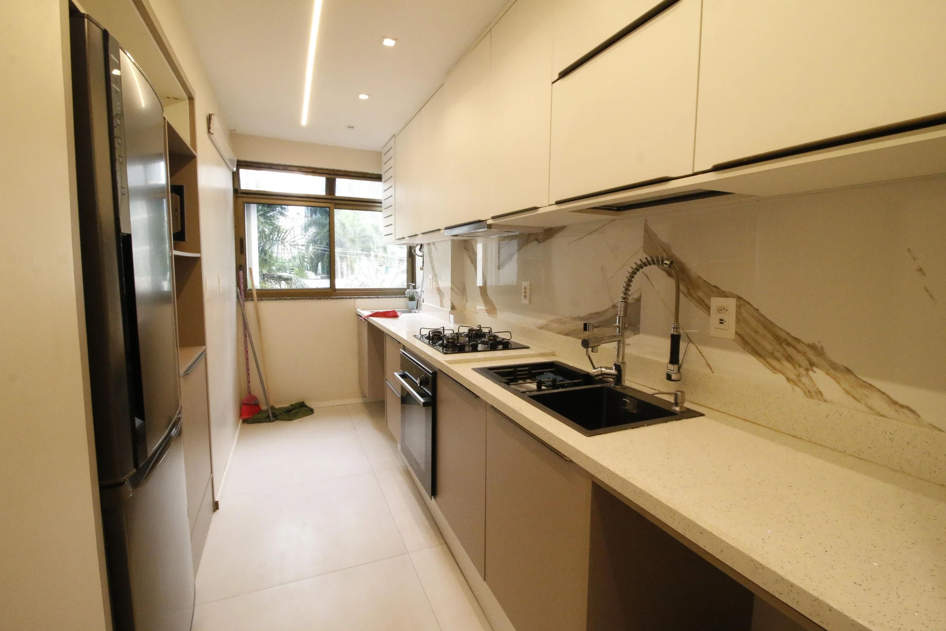 Walk-in closet in a 2-bedroom apartment, 90 m² — photo 2