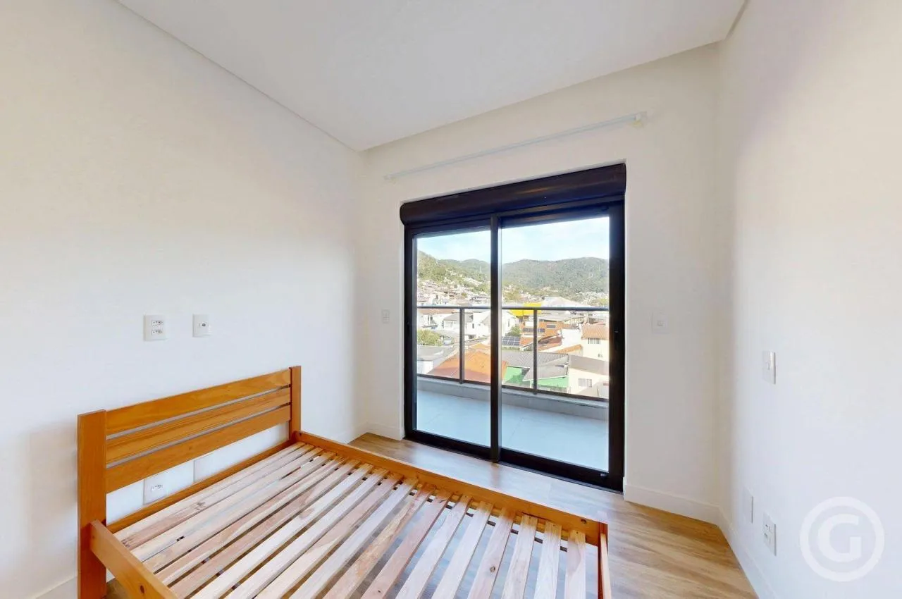 Apartment with 2 bedrooms and a glass-enclosed balcony — photo 6