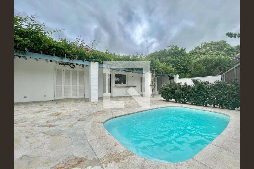 Balcony with a grill in a 3-bedroom house, 220 m² — photo 20