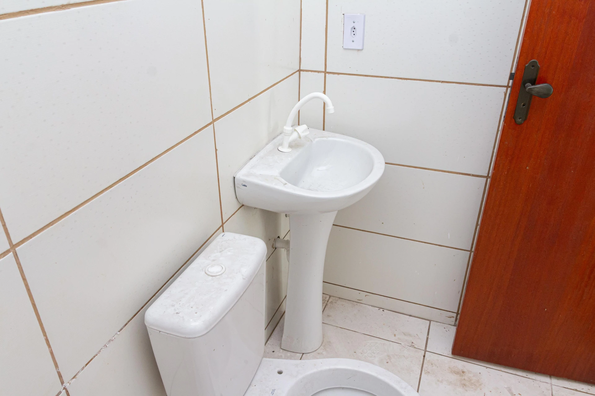 Unfurnished studio rental with private garden and 1 suite — photo 28