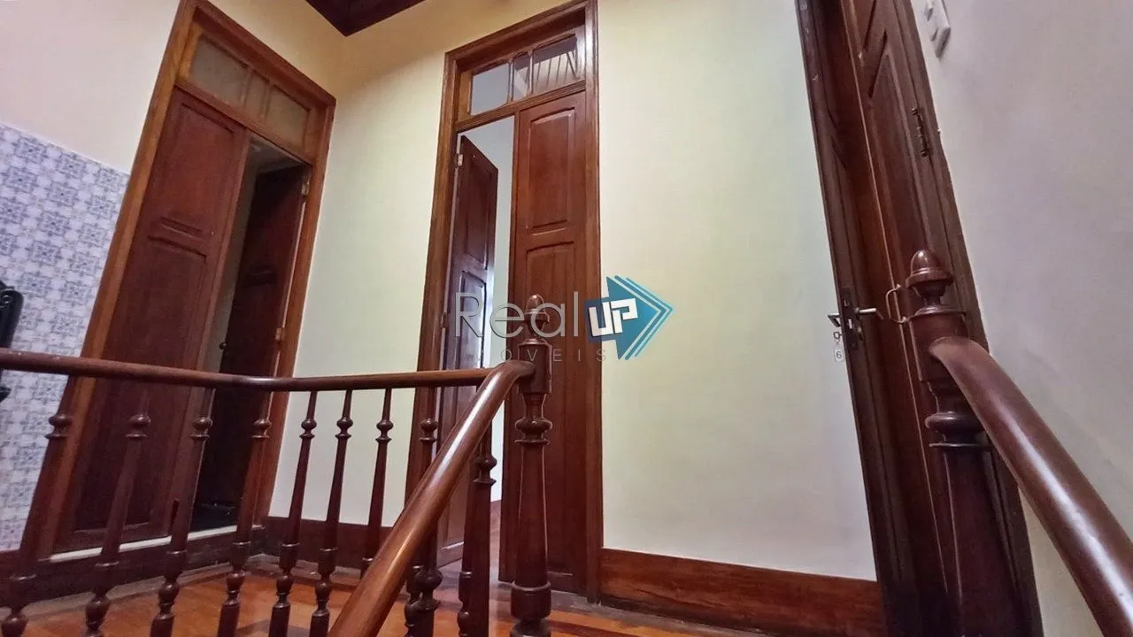 Colonial-style house with 3 bedrooms and a balcony — photo 46