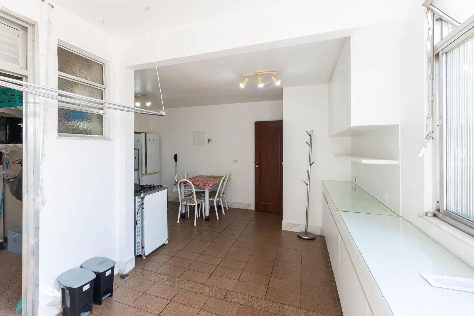Balcony with a grill in a 3-bedroom apartment, 135 m² — photo 25