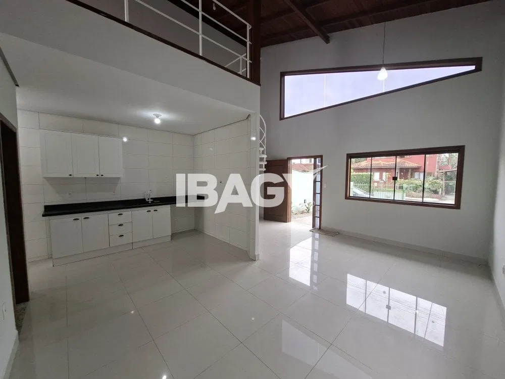 Casa sem mobília com 3 dormitórios e cozinha integrada