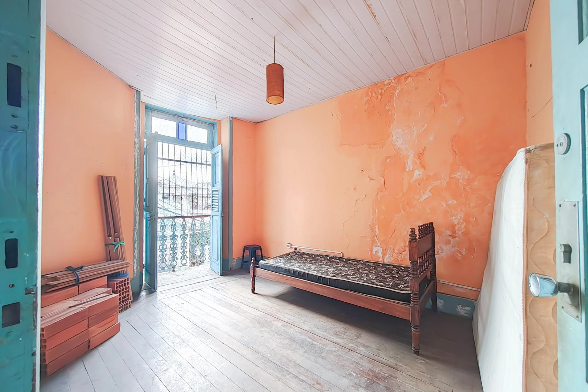 Furnished 5-bedroom apartment with a private garden