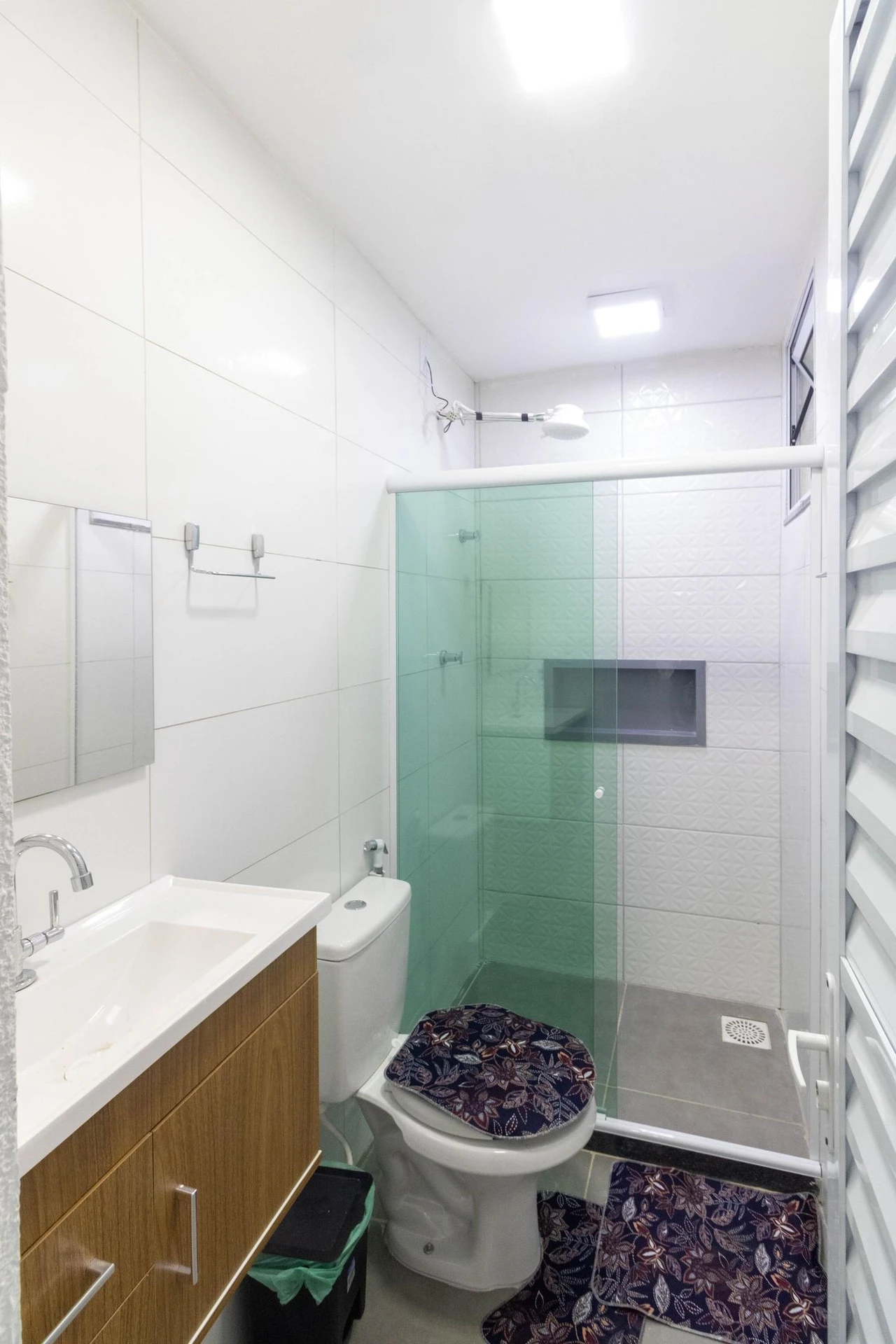 Casa mobiliada com 1 quarto e cozinha fechada a gás