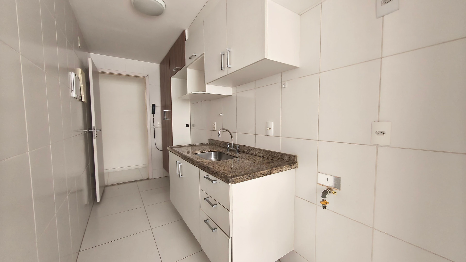Glass-enclosed balcony in a 3-bedroom apartment, 87 m² — photo 18