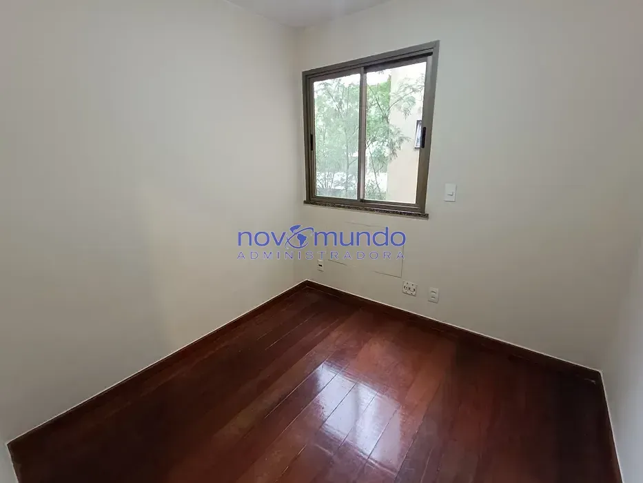 Wood or laminate floors in a 3-bedroom apartment, 105 m² — photo 2