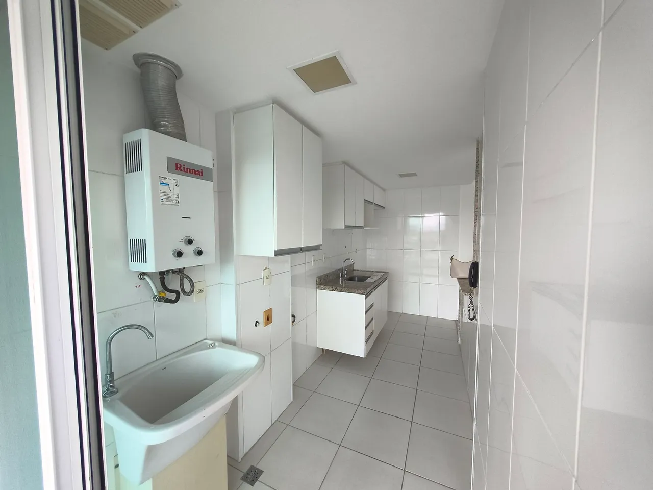 2-bedroom apartment in a building with a gym — photo 10