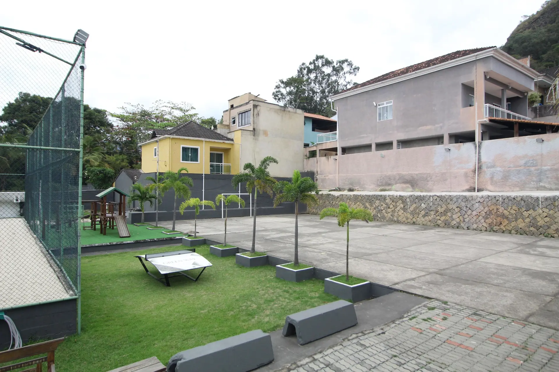 Rental apartment with 3 en-suite bedrooms and balcony — photo 6