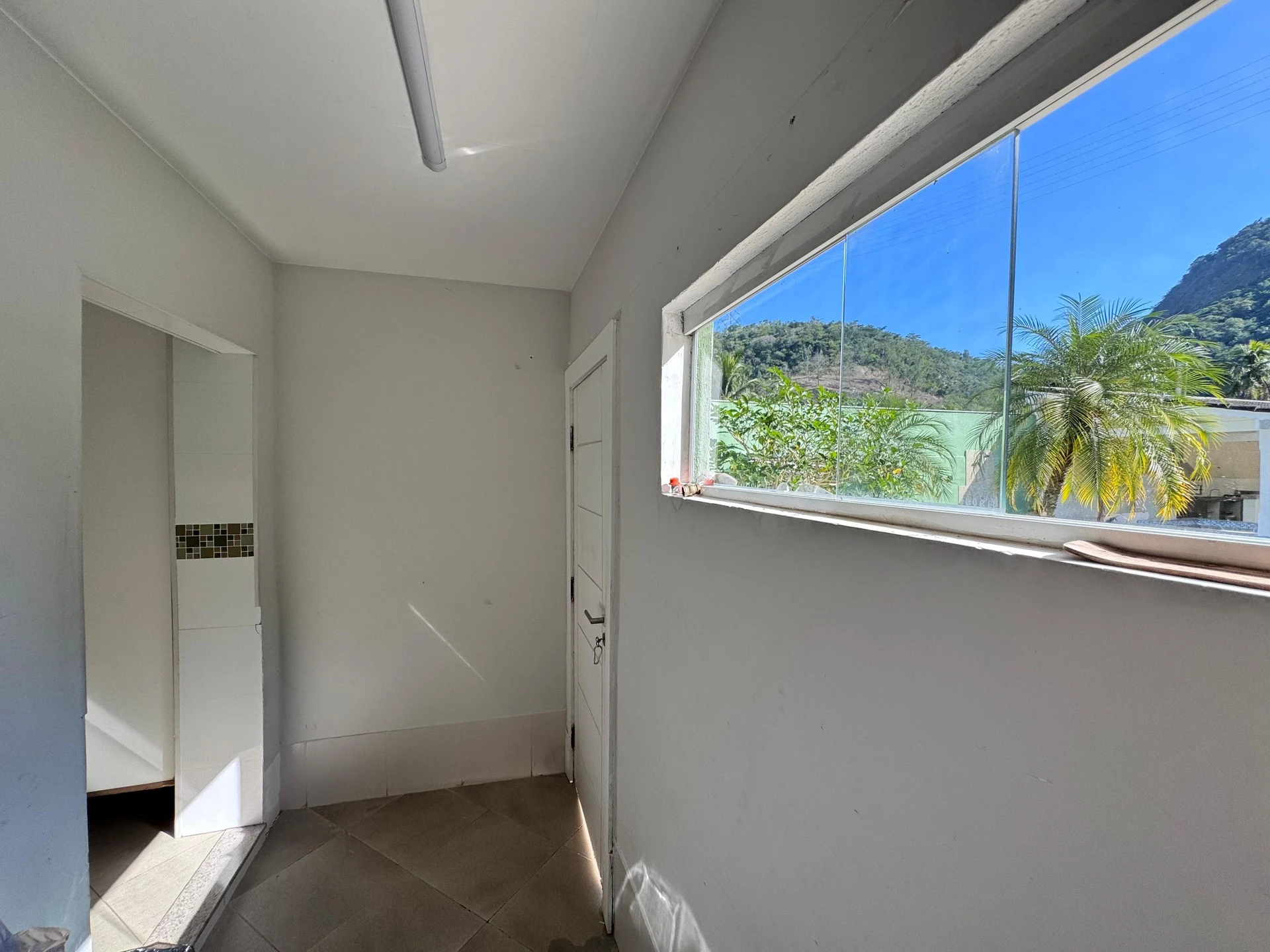 Furnished house with 4 en-suites and 6 bathrooms — photo 72