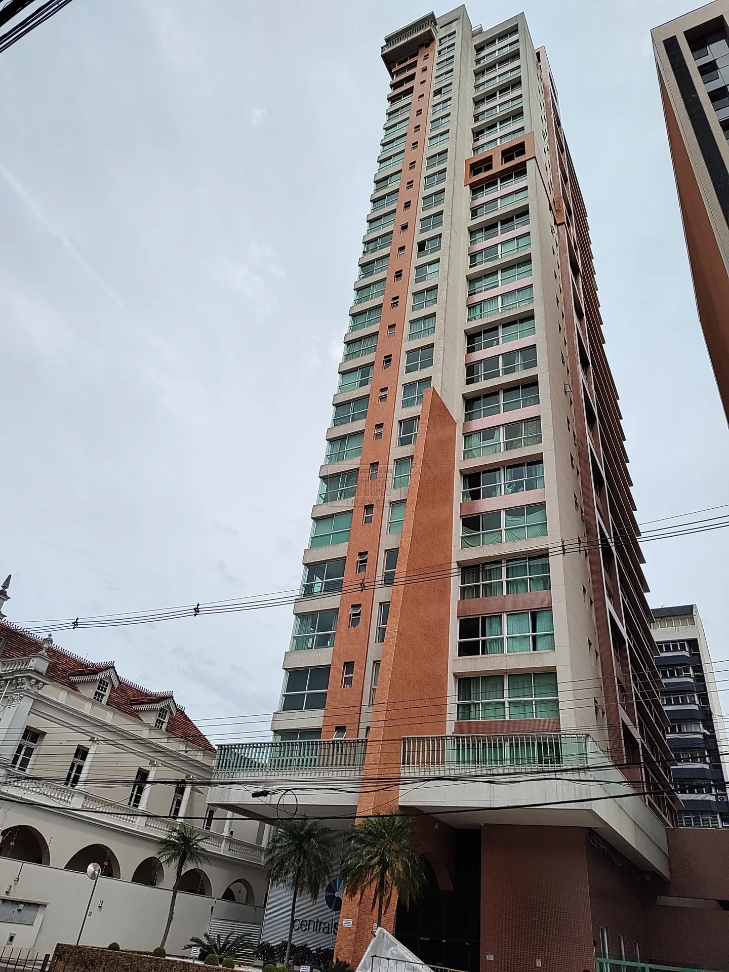 One-bedroom apartment in a building with a gym — photo 15