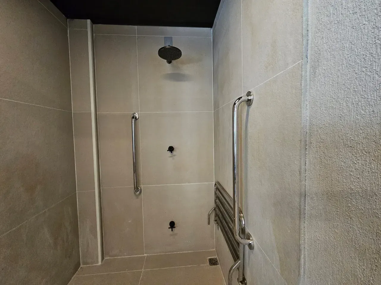4-bedroom apartment in a building with a gym — photo 8