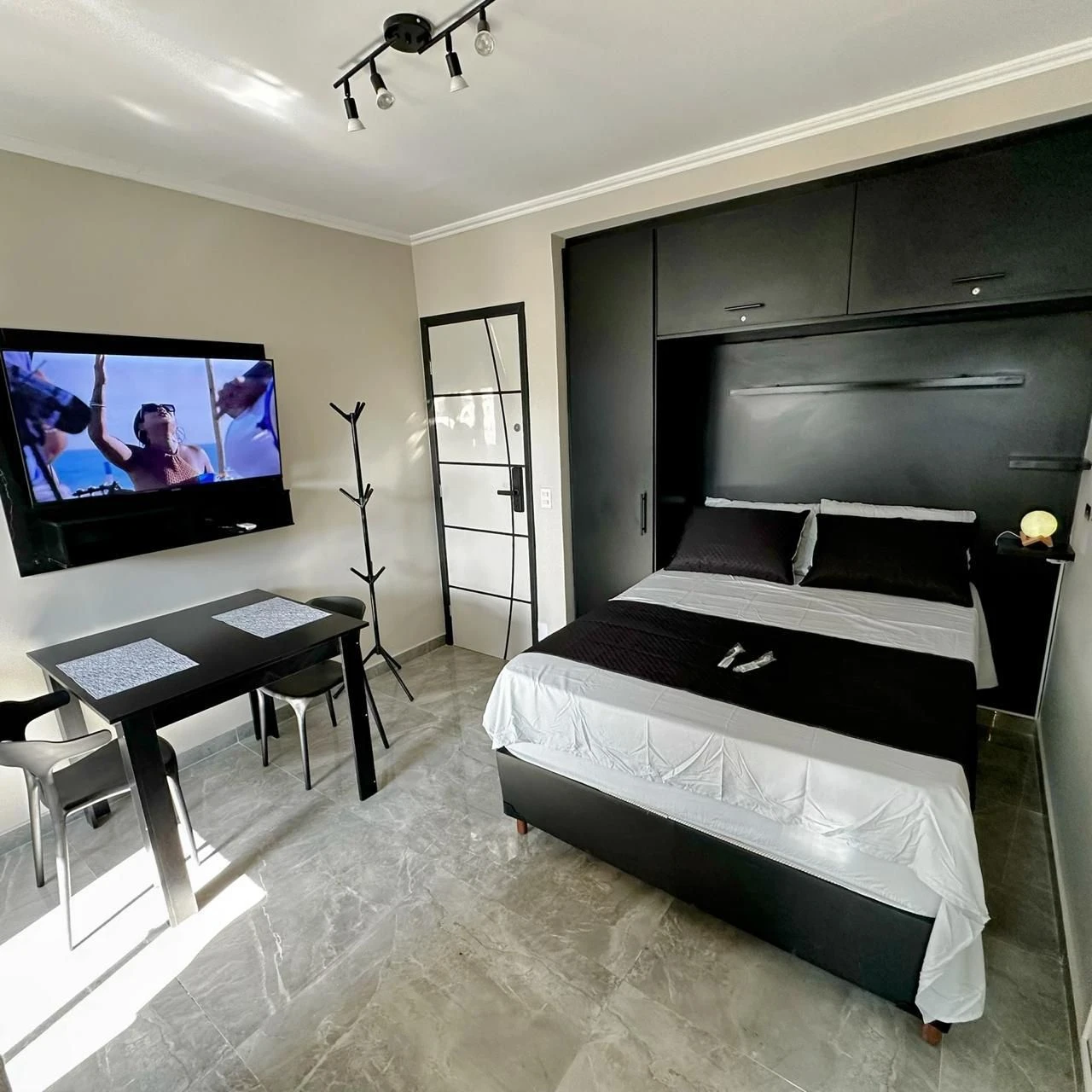 Estudio amueblado con 1 dormitorio y 1 plaza de parking