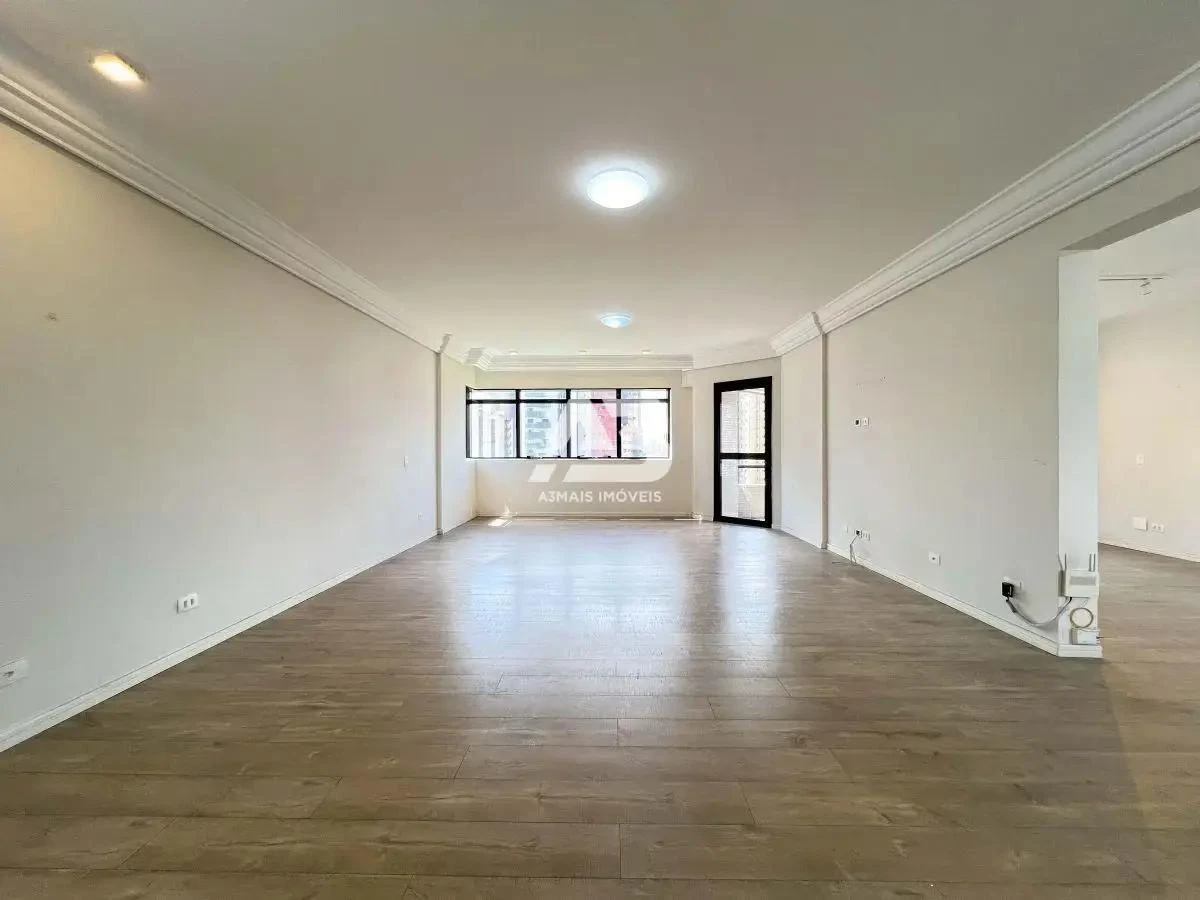 Apartamento 4 quartos com varanda e cozinha fechada