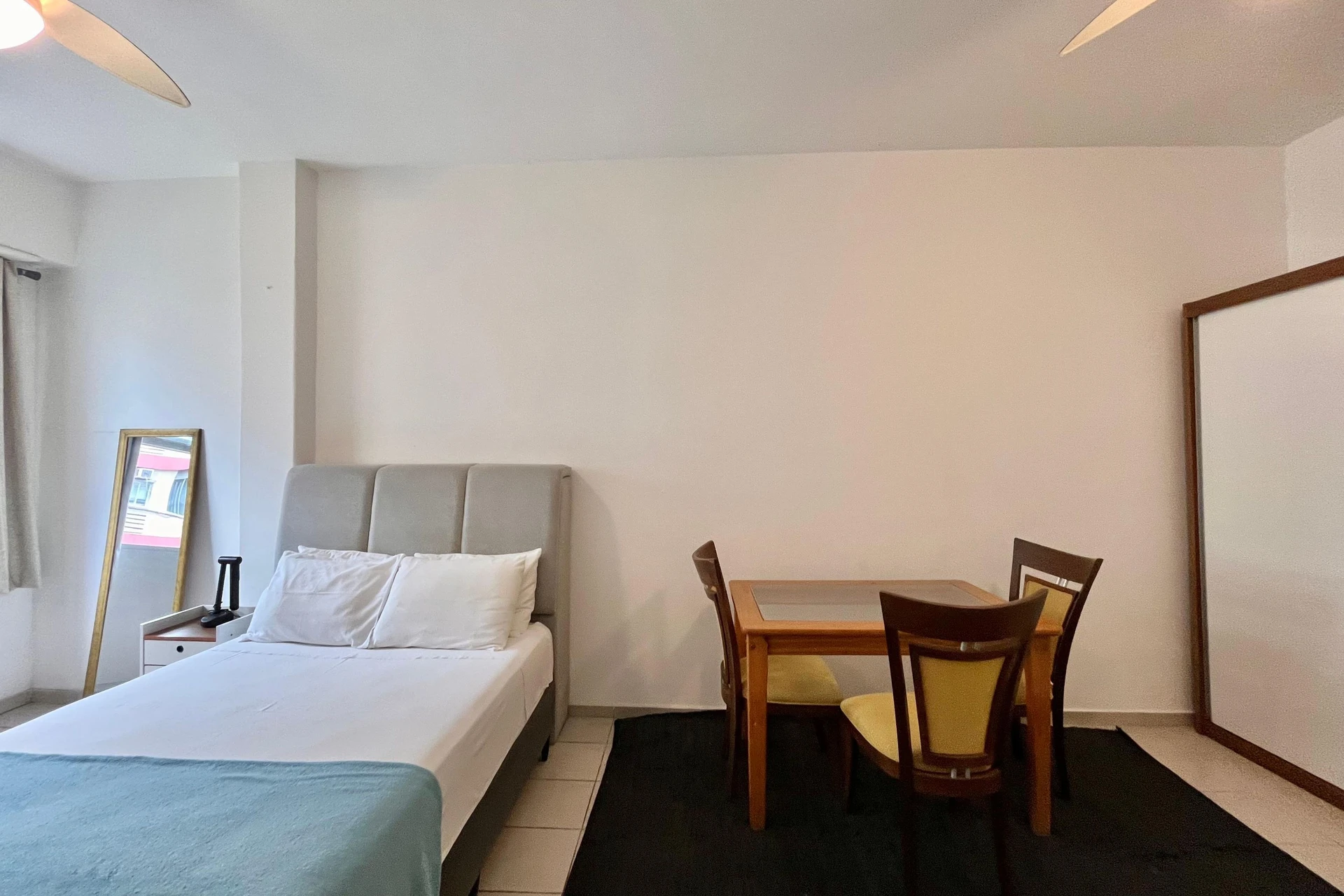 Furnished 1-bedroom apartment with a compact kitchen — photo 20