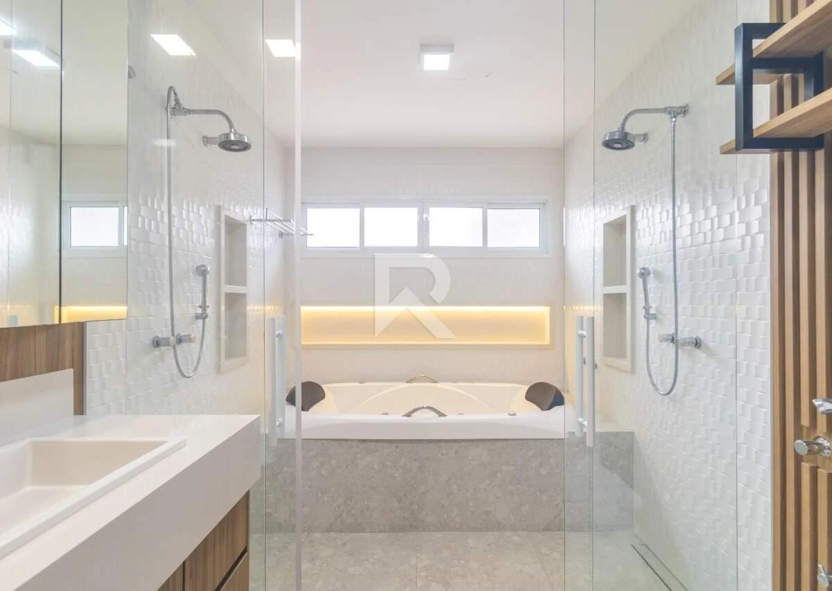 4-bedroom house with a bathtub in Curitiba — photo 19