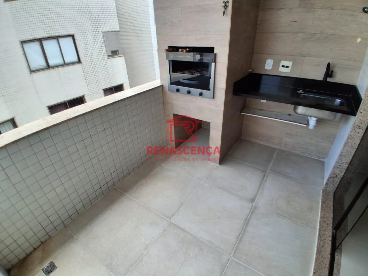 Balcony with a grill in a 2-bedroom apartment, 80 m² — photo 6