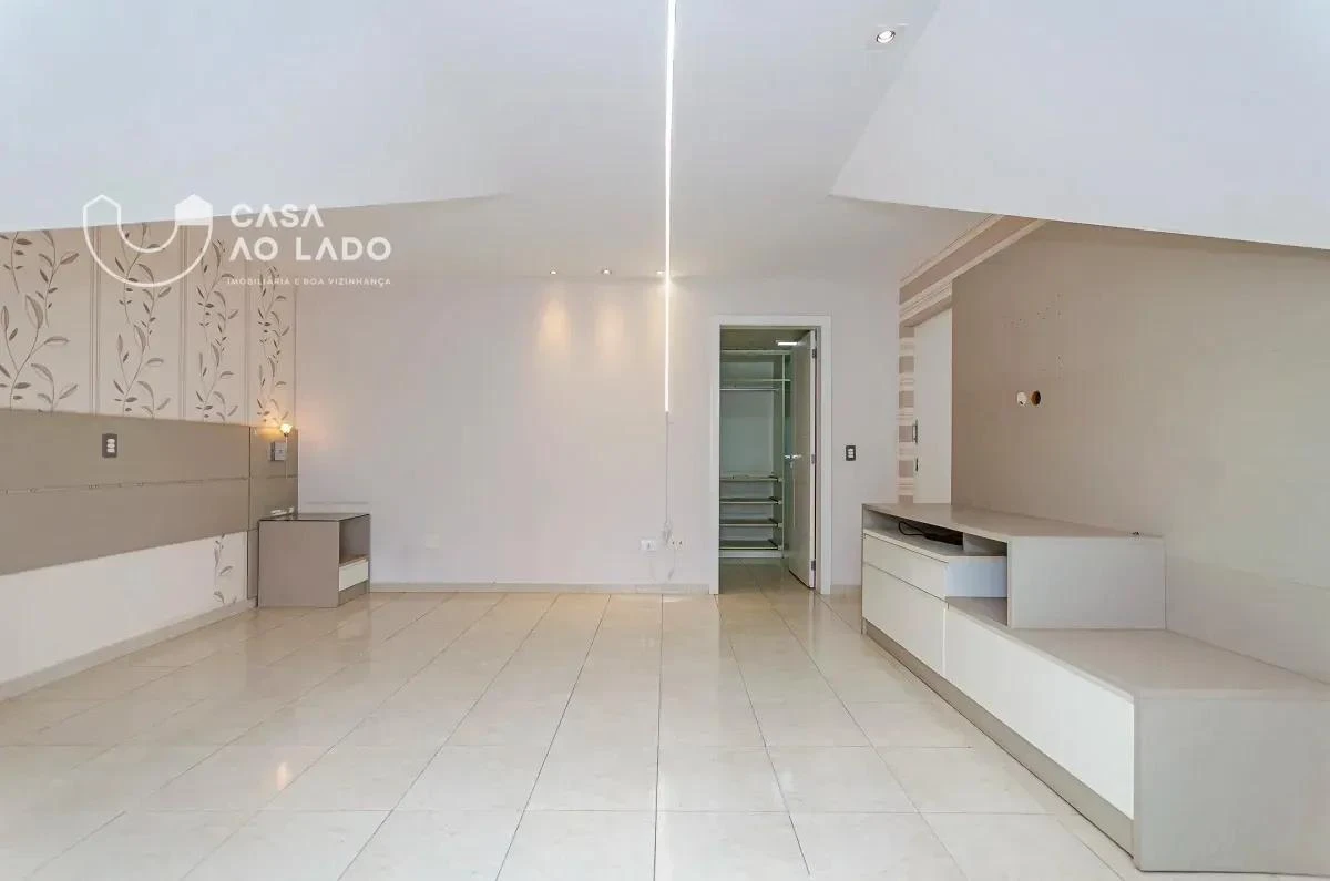 Balcony with a grill in a 3-bedroom house, 264 m² — photo 40