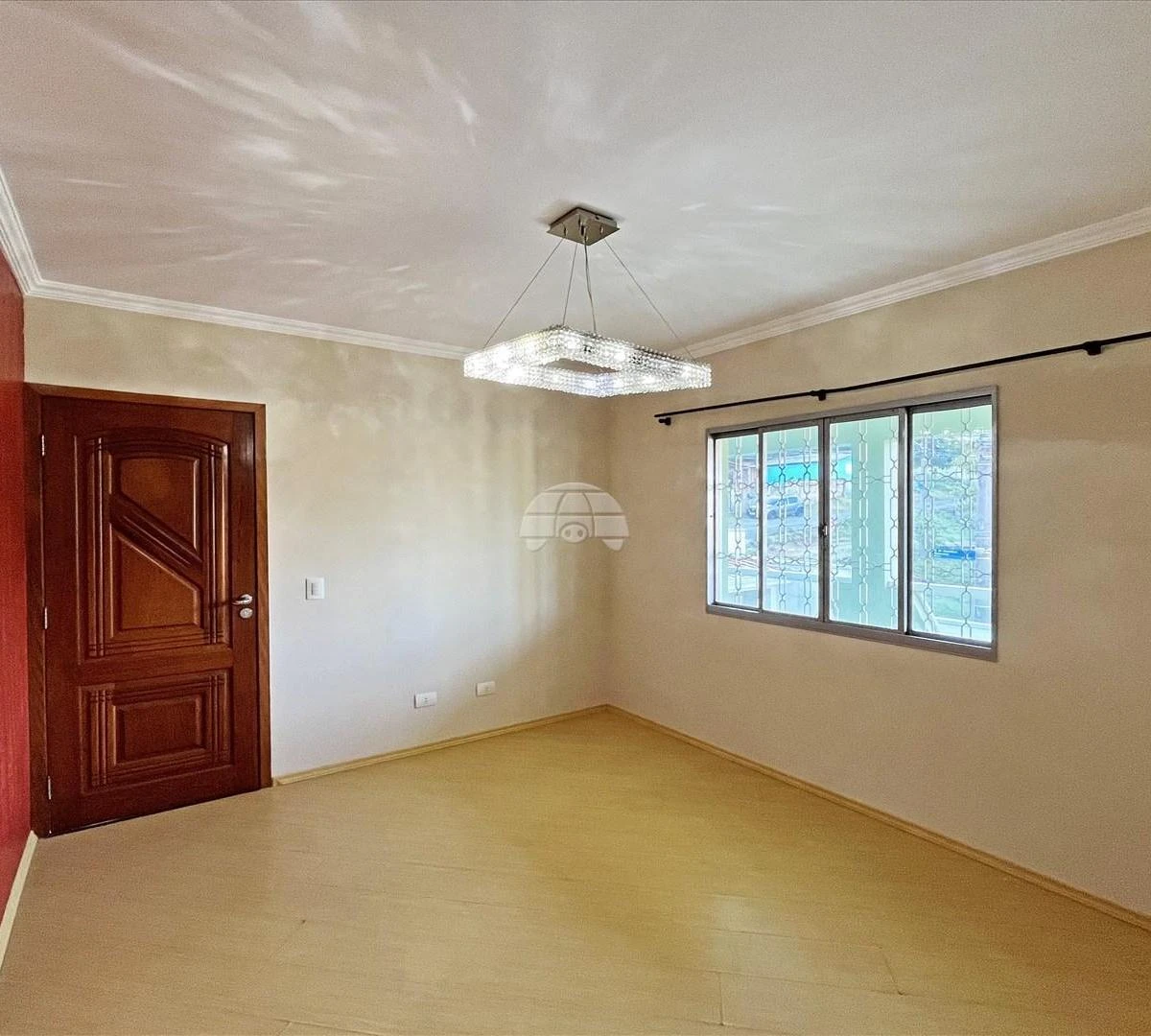 Wood or laminate floors in a 3-bedroom house, 126 m² — photo 12