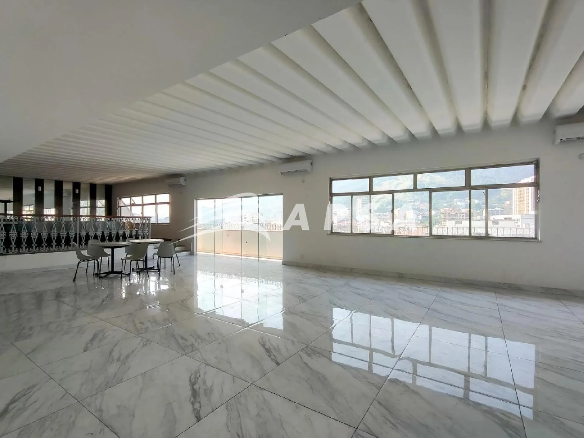 128 m² unfurnished apartment with 4 bedrooms and closed kitchen — photo 34