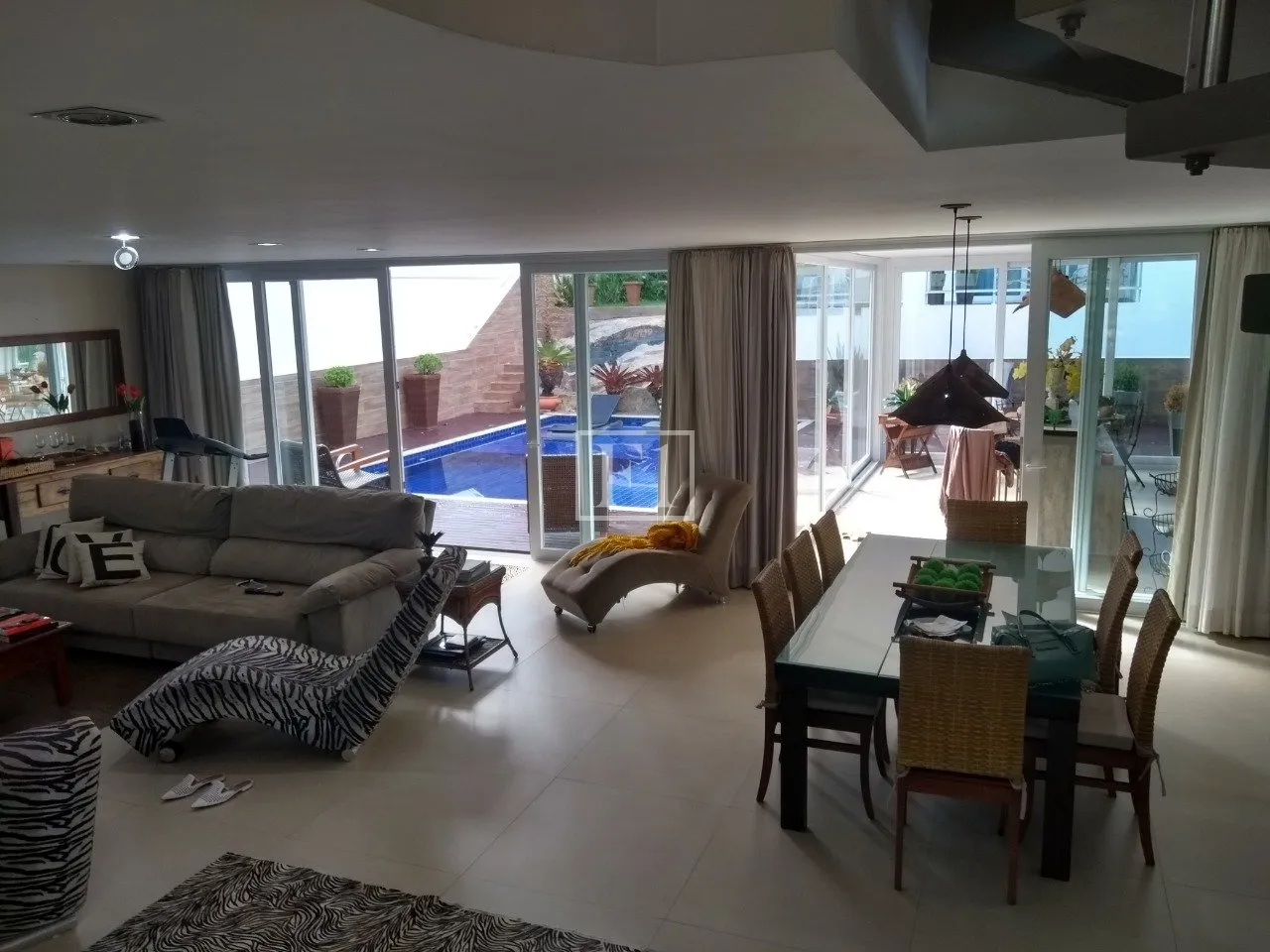 Furnished house, 450 m², with floor-to-ceiling windows — photo 64