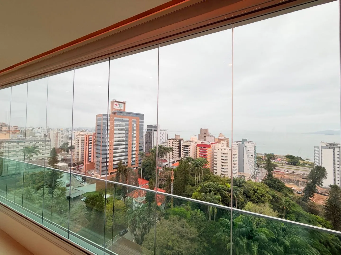 140 m² apartment with 3 bedrooms and a closed balcony — photo 30