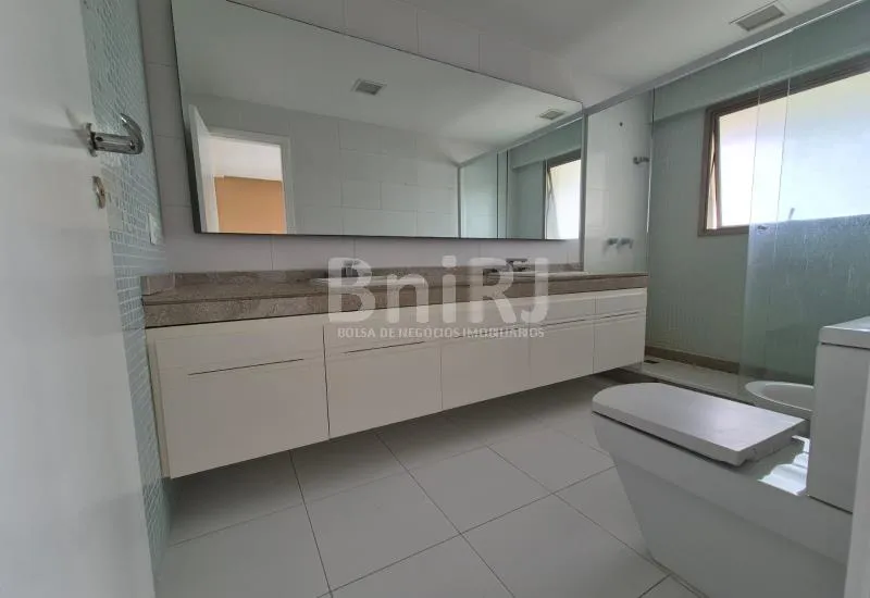 Apartment with 4 bedrooms and a glass balcony — photo 37