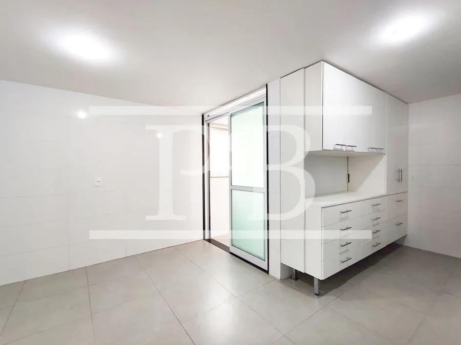 4-bedroom apartment with balcony, 300 m² — photo 28
