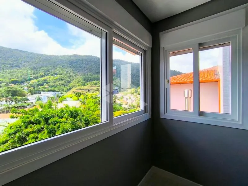 4-bedroom house with floor-to-ceiling windows — photo 25