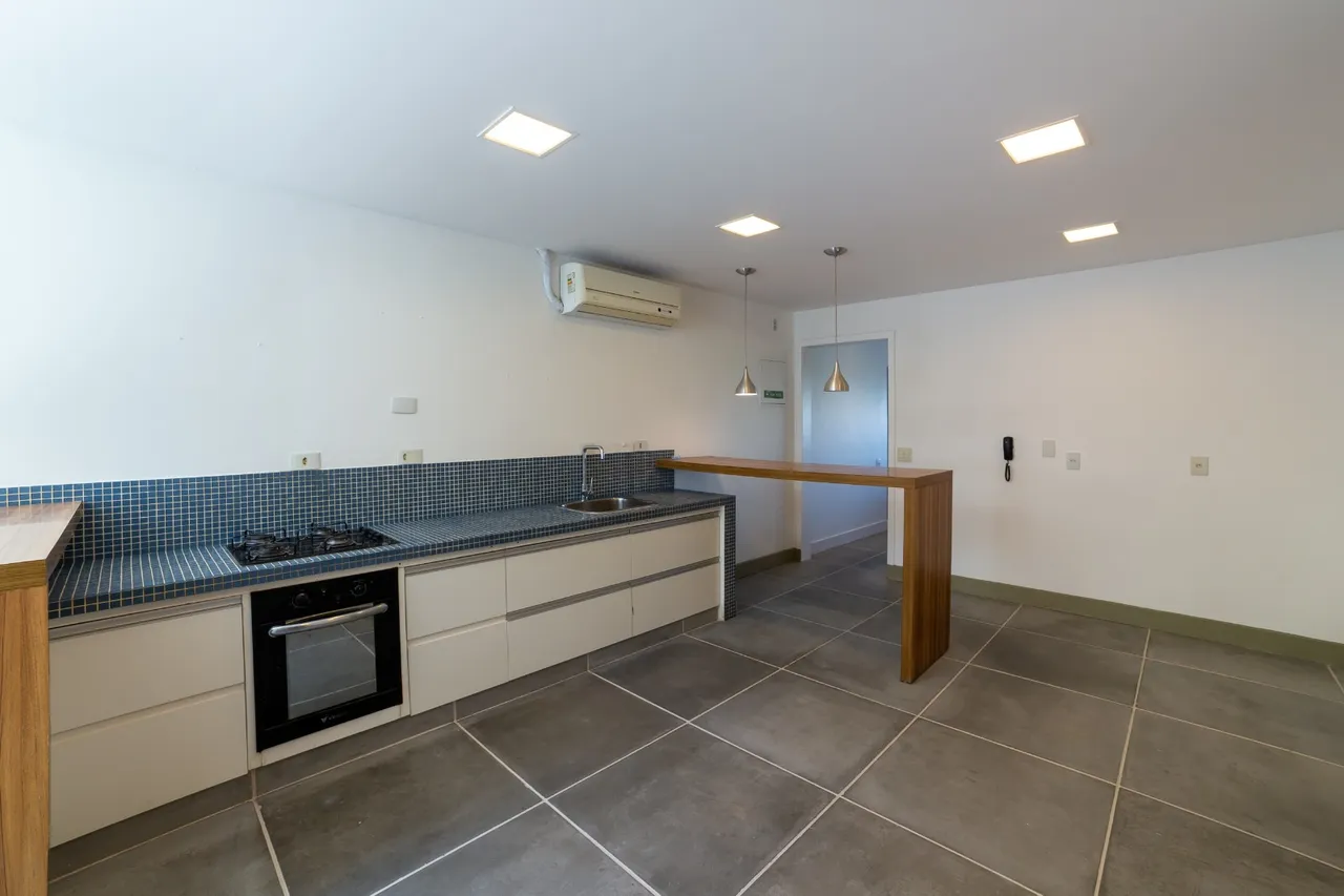 Unfurnished apartment with open-plan kitchen and 4 bedrooms — photo 2