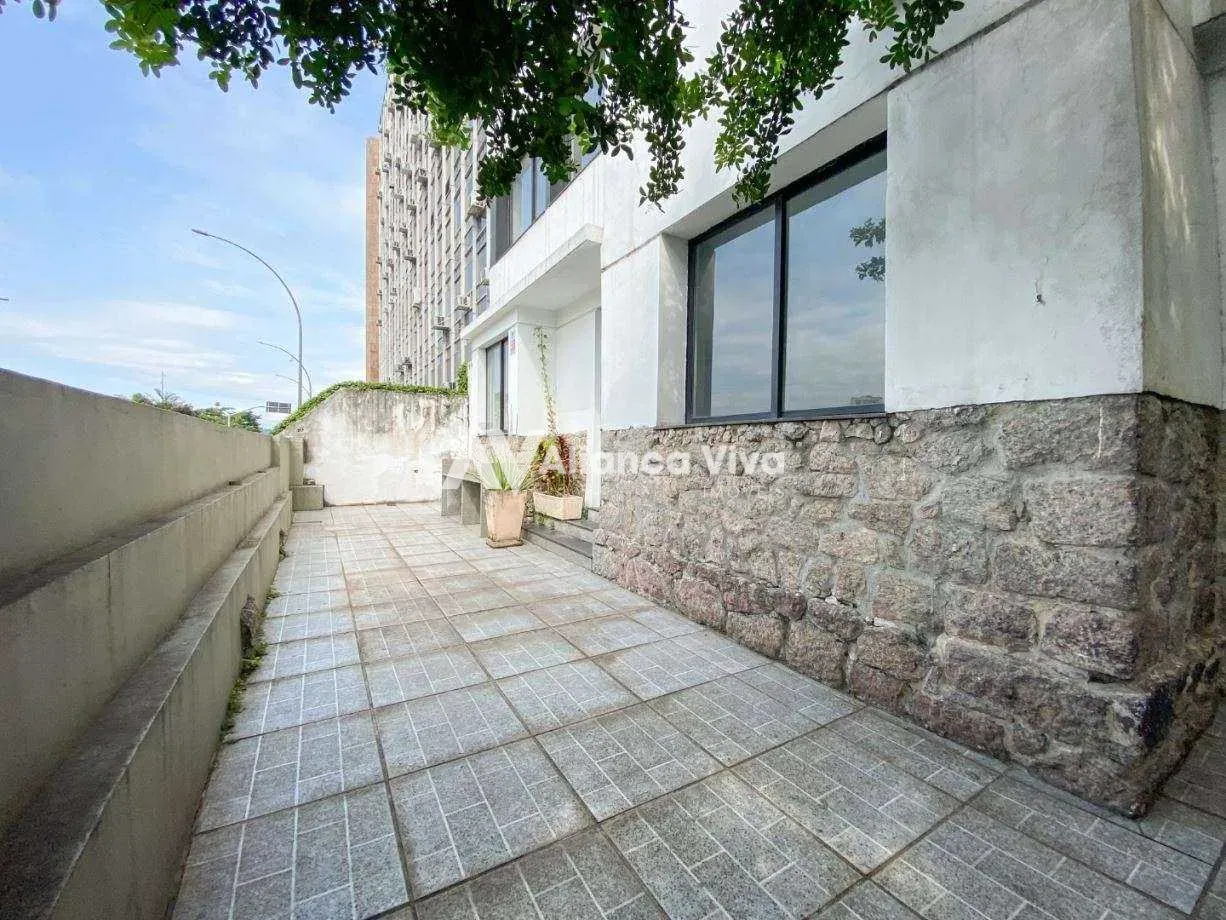 Casa, 824 m², com janelas do piso ao teto — photo 36