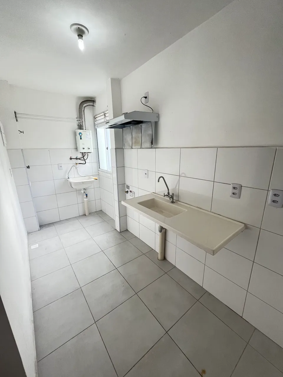 Apartamento de 2 quartos com piso de madeira ou laminado